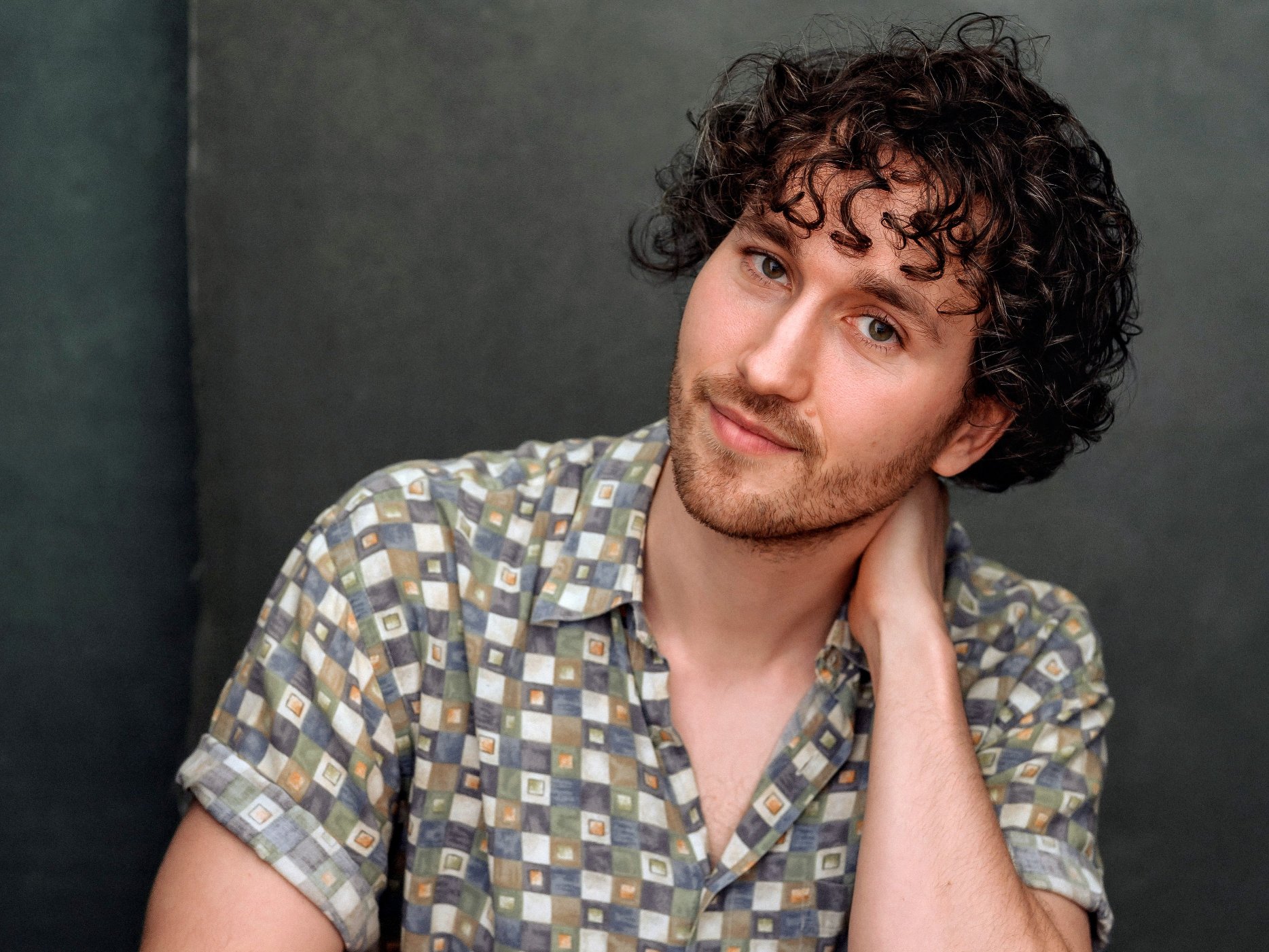 Arno holding his head